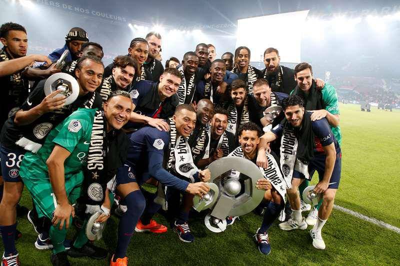 Kylian Mbappe dan para pemain PSG berselebrasi setelah memenangi trofi Ligue 1 2023/2024. (psg.fr)