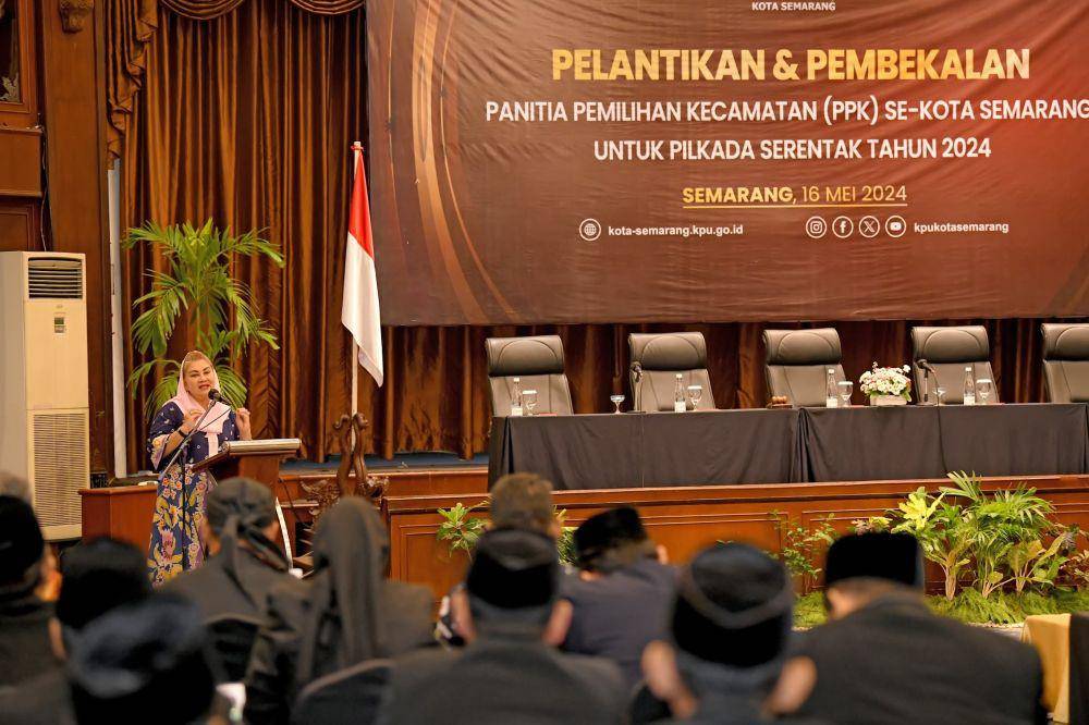 Wali Kota Semarang, Hevearita Gunaryanti Rahayu menghadiri pelantikan 80 Panitia Pemilihan Kecamatan (PPK) oleh Komisi Pemilihan Umum (KPU) Kota Semarang, Kamis (16/5/2024). (Dok. Pemkot Semarang)