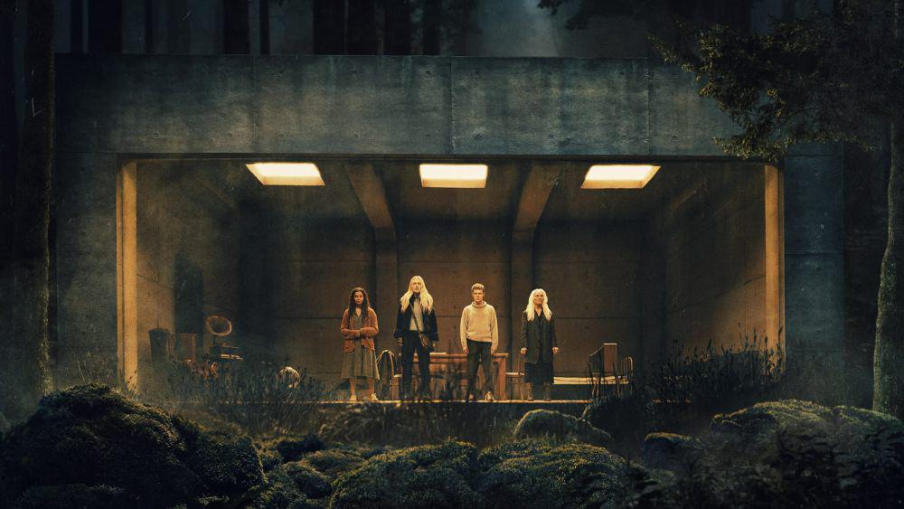 5 Alasan Kamu Harus Nonton Film The Watchers, Debut Ishana Shyamalan!