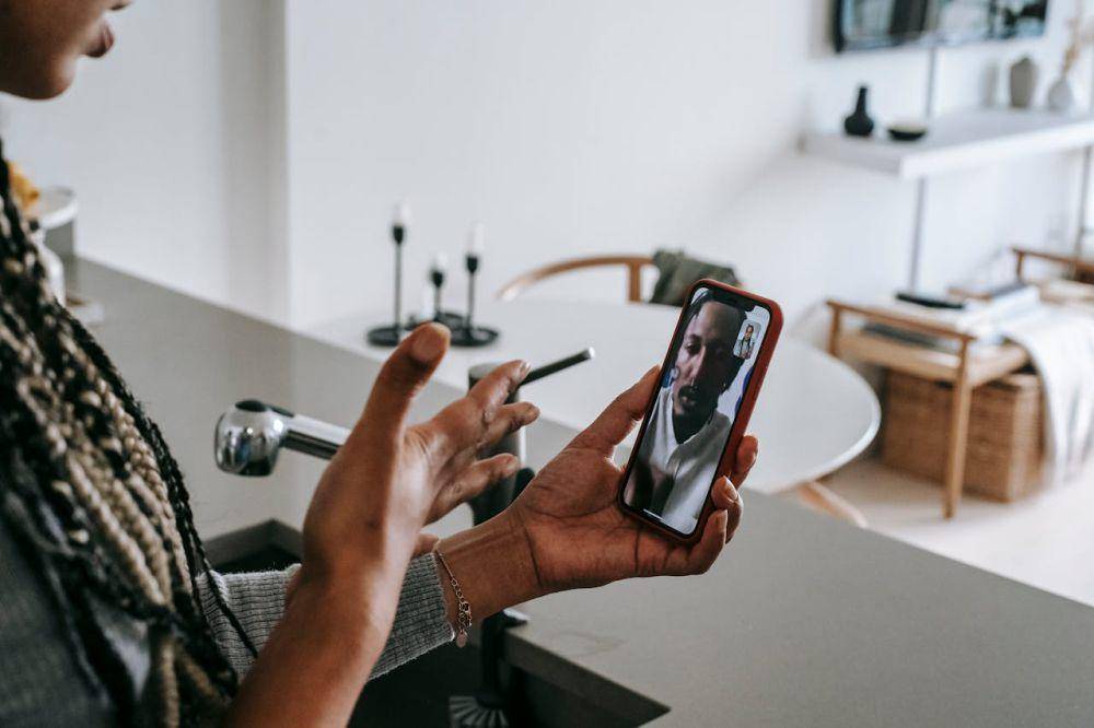 ilustrasi video call di ponsel (pexels.com/Alex Green)