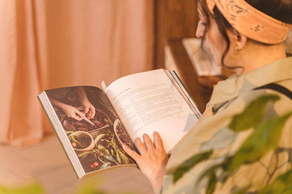 ilustrasi buku resep (pexels.com/ANTONI SHKRABA production)