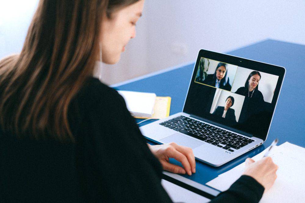 ilustrasi video conference (pexels.com/Anna Shvets)