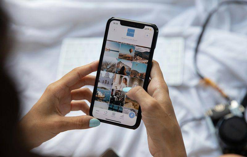 ilustrasi menggunakan layanan internet roaming (unsplash.com/Plann)