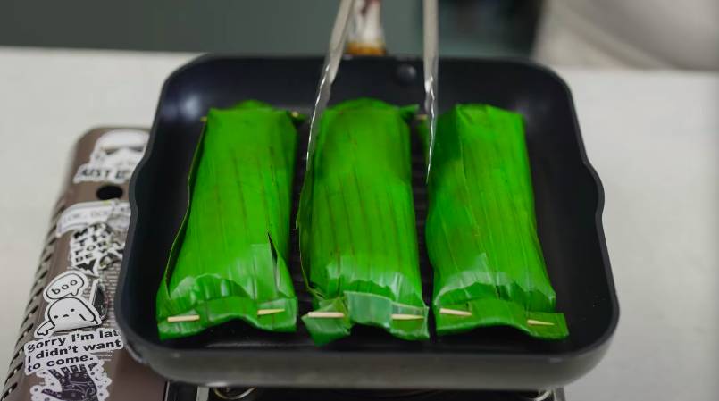 ilustrasi memanggang nasi bakar di atas grill pan (YouTube.com/Willgoz Kitchen)