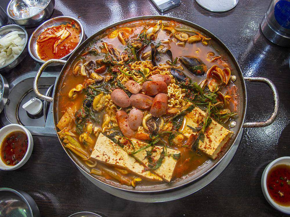 budae jjigae (commons.wikimedia.org/Park Dong-sik)