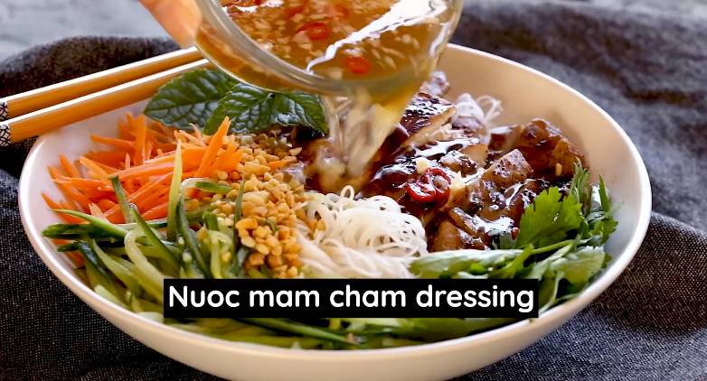 ilustrasi menyajikan mie ayam sereh Vietnam (youtube.com/Wandercooks)