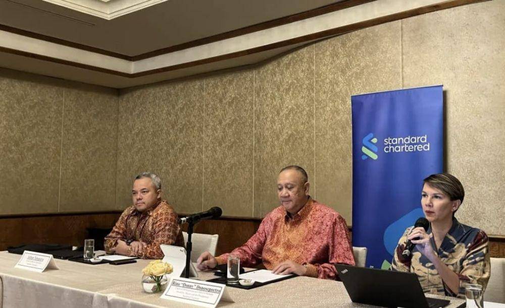 Rino “Donny” Donosepoetro (tengah), Cluster CEO Standard Chartered Indonesia and ASEAN Markets (Dok ANTARA)