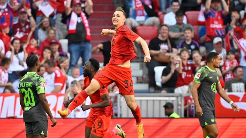 Lovro Zvonarek (tengah depan) mencetak gol perdananya untuk Bayern Muenchen. (fcbayern.com)