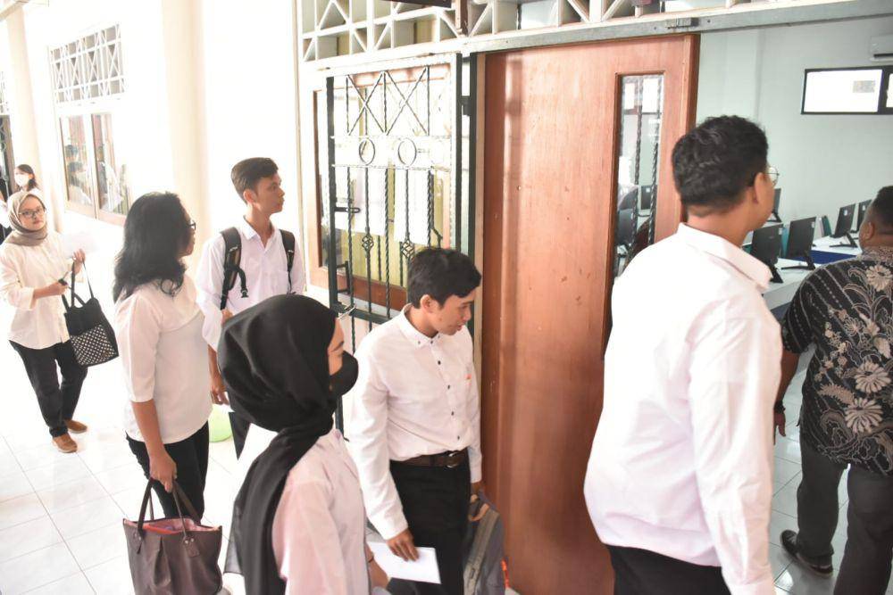 Sebanyak 982 orang mengikuti tes computer assisted TEST (CAT) panitia pemungutan suara (PPS) untuk pemilihan kepala daerah (Pilkada) Semarang 2024 di Kampus UPGRIS, Jumat (17/5/2024). (Dok. KPU Kota Semarang)