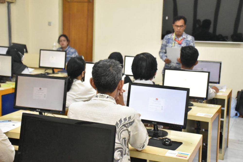 Sebanyak 982 orang mengikuti tes computer assisted TEST (CAT) panitia pemungutan suara (PPS) untuk pemilihan kepala daerah (Pilkada) Semarang 2024 di Kampus UPGRIS, Jumat (17/5/2024). (Dok. KPU Kota Semarang)
