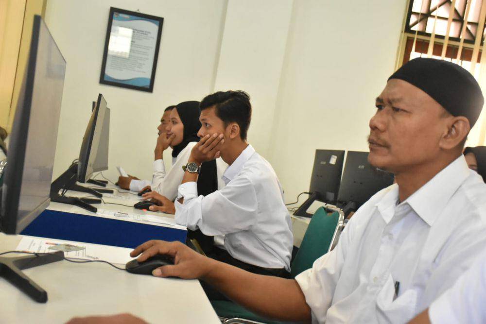 Sebanyak 982 orang mengikuti tes computer assisted TEST (CAT) panitia pemungutan suara (PPS) untuk pemilihan kepala daerah (Pilkada) Semarang 2024 di Kampus UPGRIS, Jumat (17/5/2024). (Dok. KPU Kota Semarang)