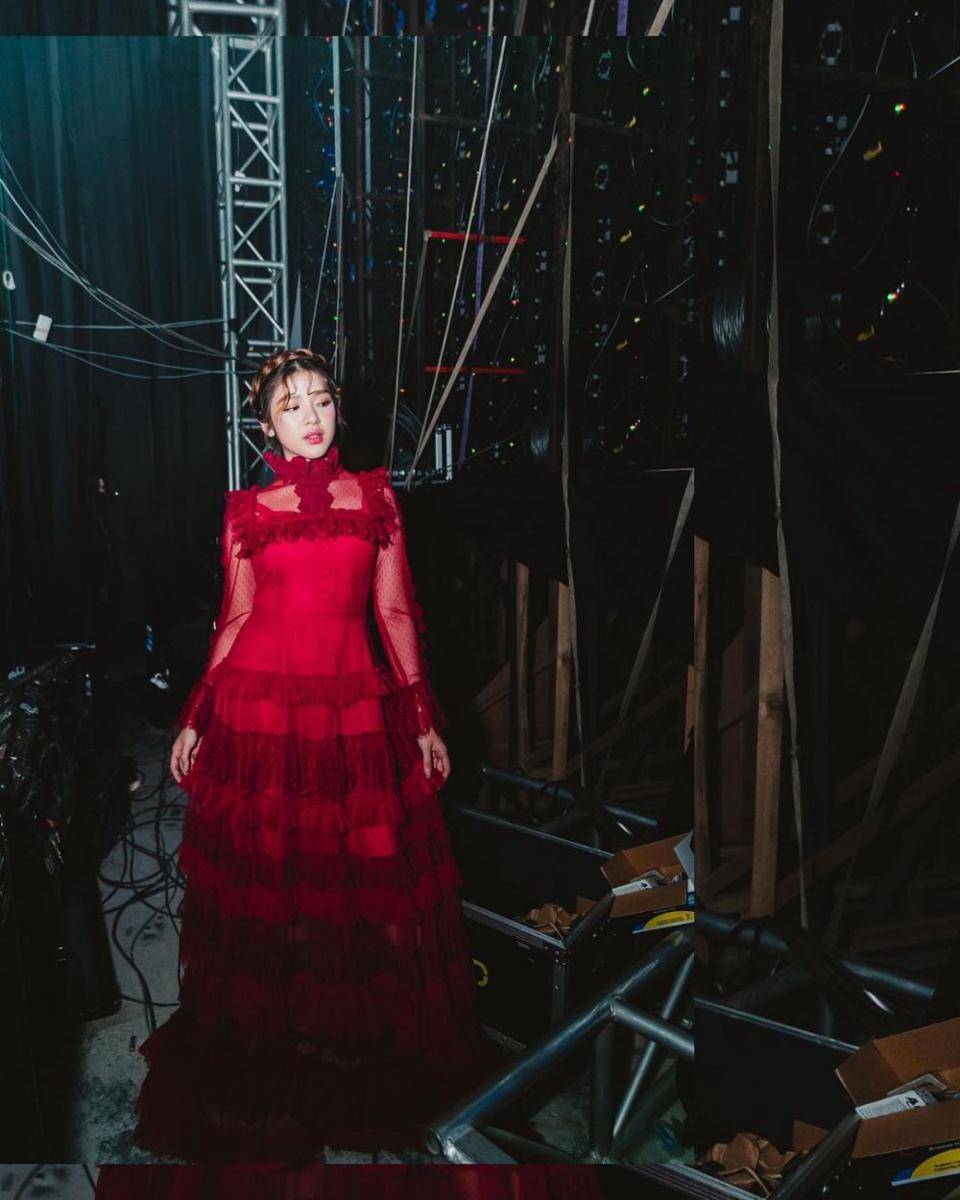 Outfit pesta merah (instagram.com/tiaraandini)