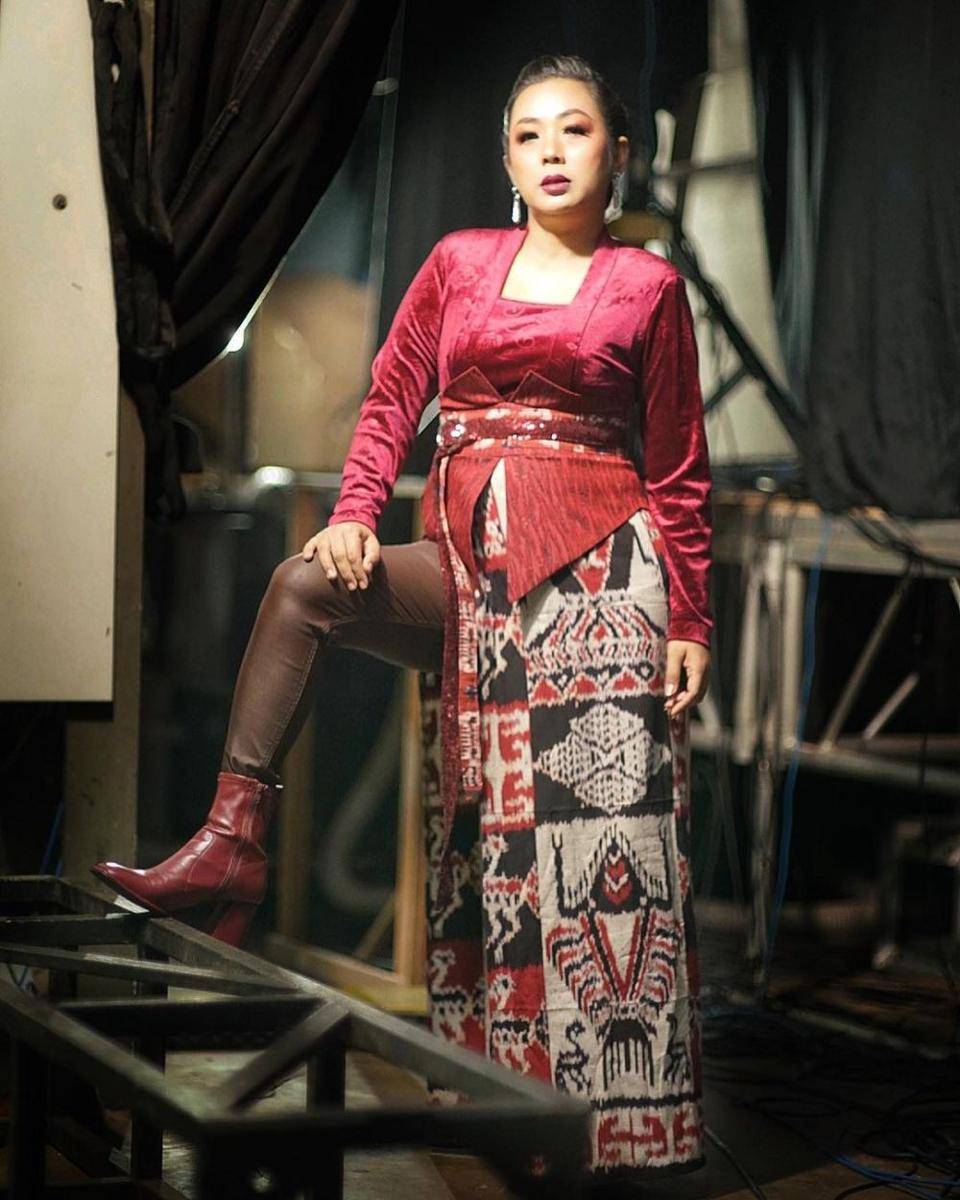 Outfit warna merah (instagram.com/showimah)