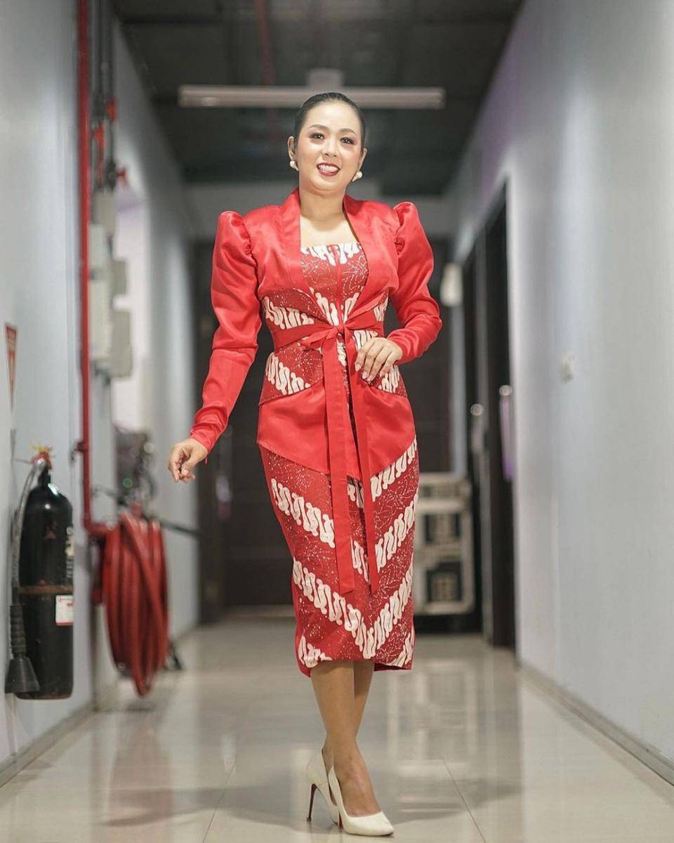 Outfit warna merah (instagram.com/showimah)