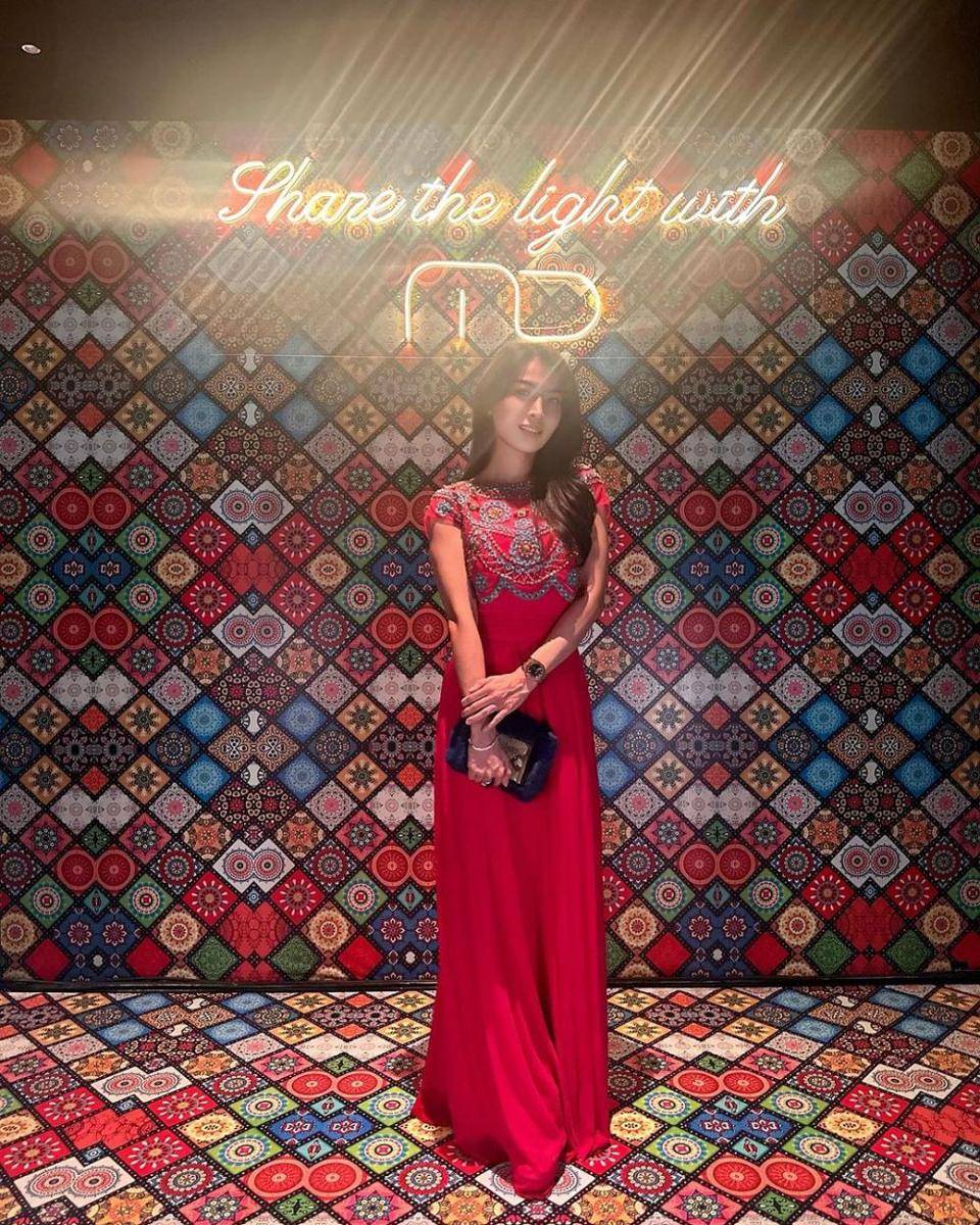 Outfit warna merah (instagram.com/linapriscilla)