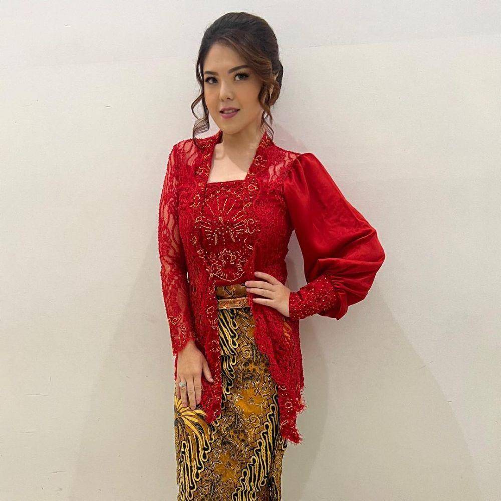 Outfit warna merah (instagram.com/tinatoon101)