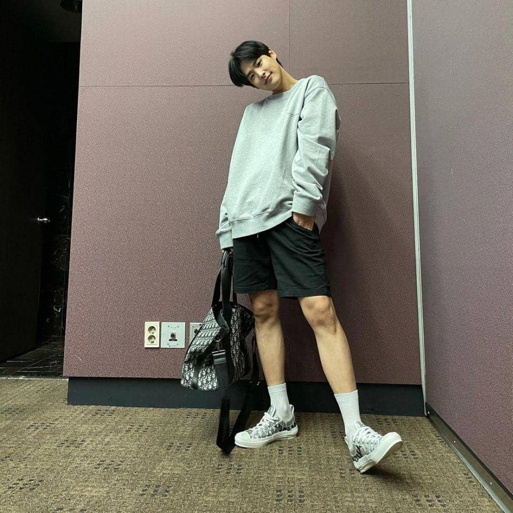 short pants ala Choi Byungchan (instagram.com/b__yccn)