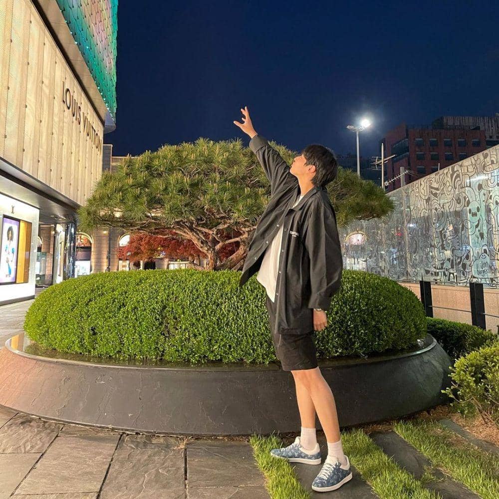 short pants ala Choi Byungchan (instagram.com/b__yccn)