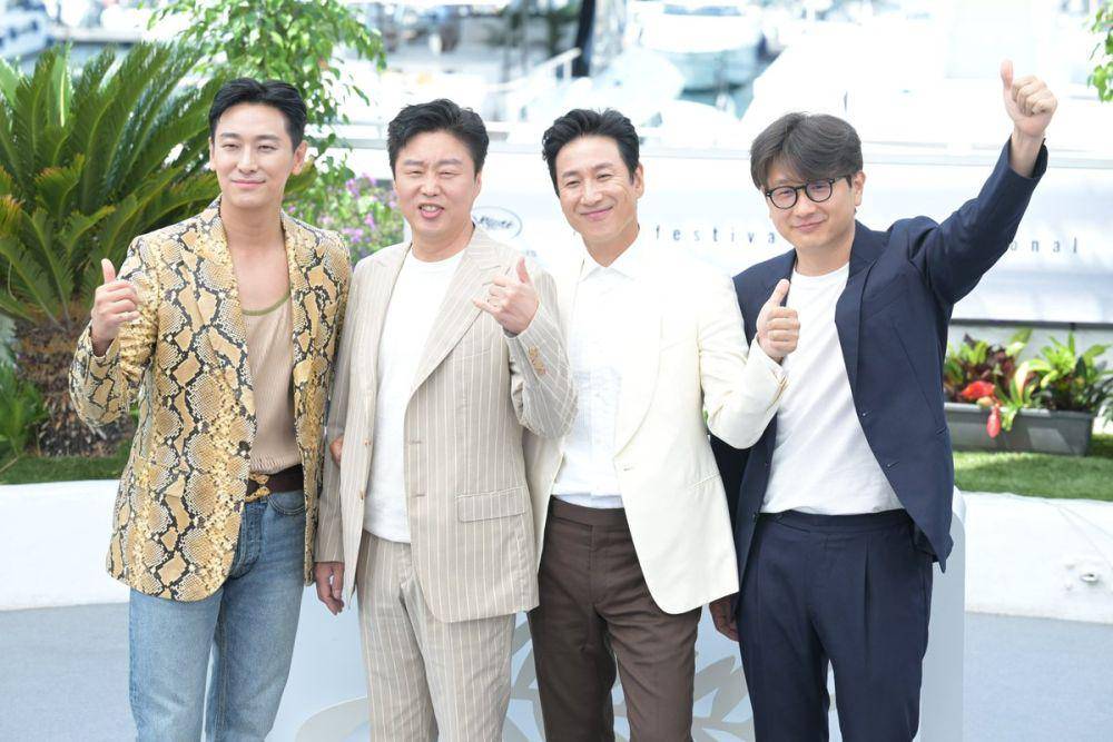 Ju Ji Hoon, Kim Hee Won, Lee Sun Kyun, dan sutradara Kim Tae Gon di Festival Film Cannes 2023 (twitter.com/CJENMMOVIE)
