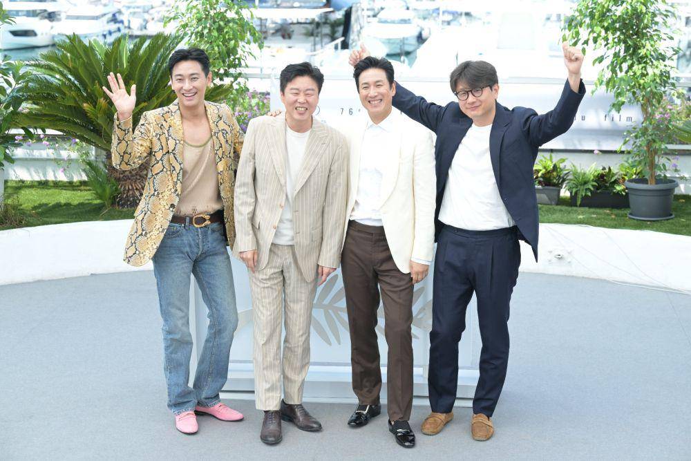 Ju Ji Hoon, Kim Hee Won, Lee Sun Kyun, dan sutradara Kim Tae Gon di Festival Film Cannes 2023 (twitter.com/CJENMMOVIE)