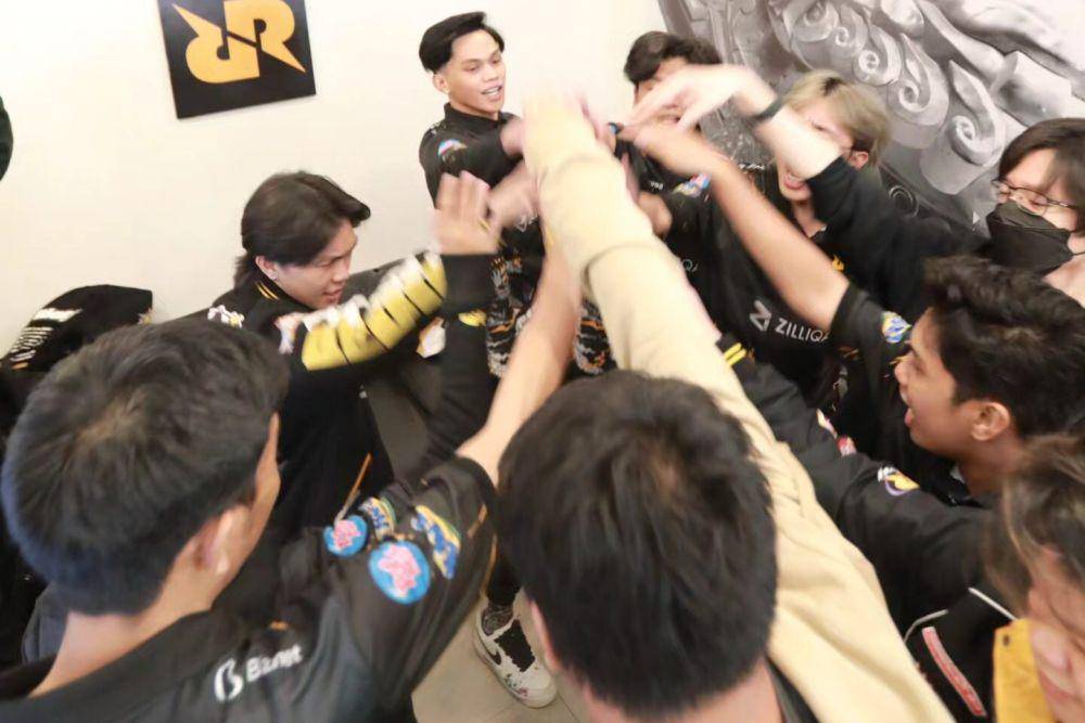Potret RRQ Hoshi berkumpul sebelum masuk ke panggung MPL Arena (Facebook.com/Team RRQ)