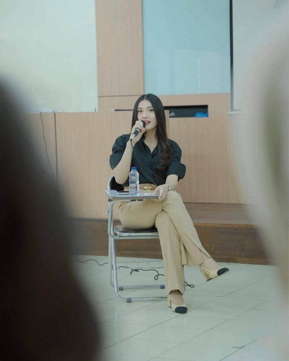 potret Anissa Azizah isi kelas di UI (instagram.com/anissaaziza)