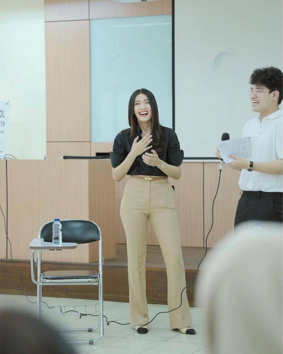 potret Anissa Azizah isi kelas di UI (instagram.com/anissaaziza)