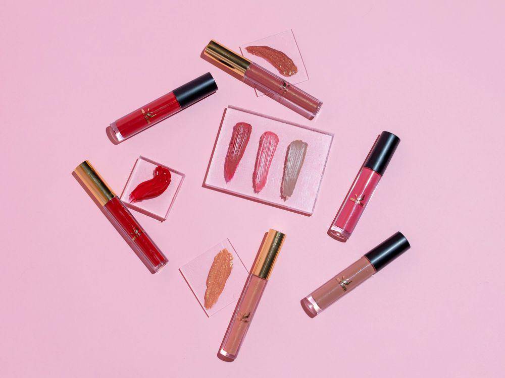 ilustrasi lipstik berbagai warna (unsplash.com/Ashley Piszek)