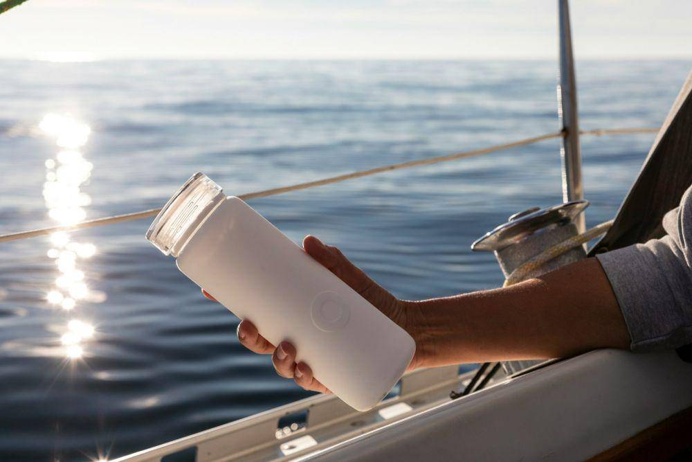 ilustrasi botol tumbler (unsplash.com/bluewaterglobe)
