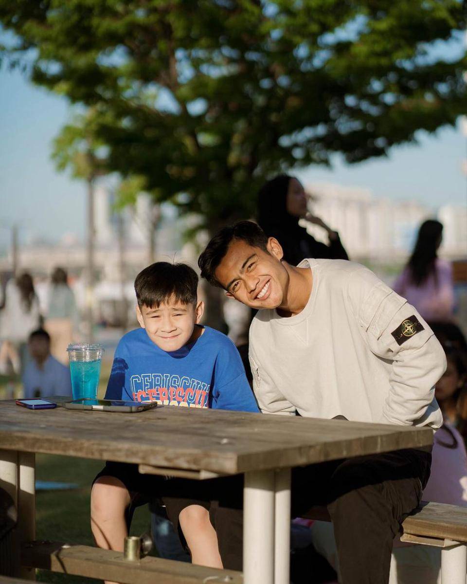 potret Pratama Arhan momong Rafathar dan Rayyanza saat di Korea Selatan (instagram.com/raffinagita1717)