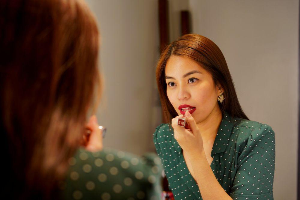 5 Tips Pakai Overdrawn Lips agar Hasil Elegan dan Seksi