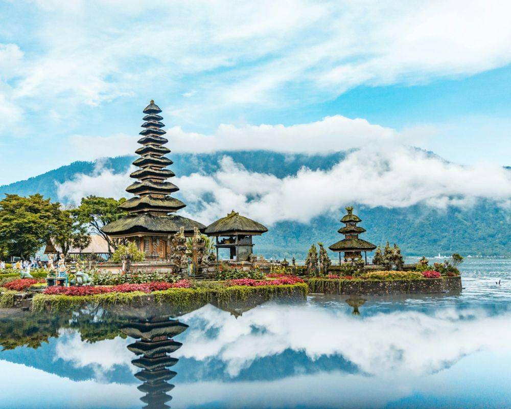 Potret Pura Ulun Danau Beratan di Bali (unsplash.com/mrqs_g)