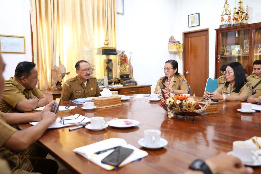 Dinas Kesehatan Klungkung berkoordiansi dengan Pj Bupati Nyoman Jendrika untuk melakukan kegiatan abatesasi menekam angka demam berdarah di Klungkung. (Dok. IDN Times/istimewa)