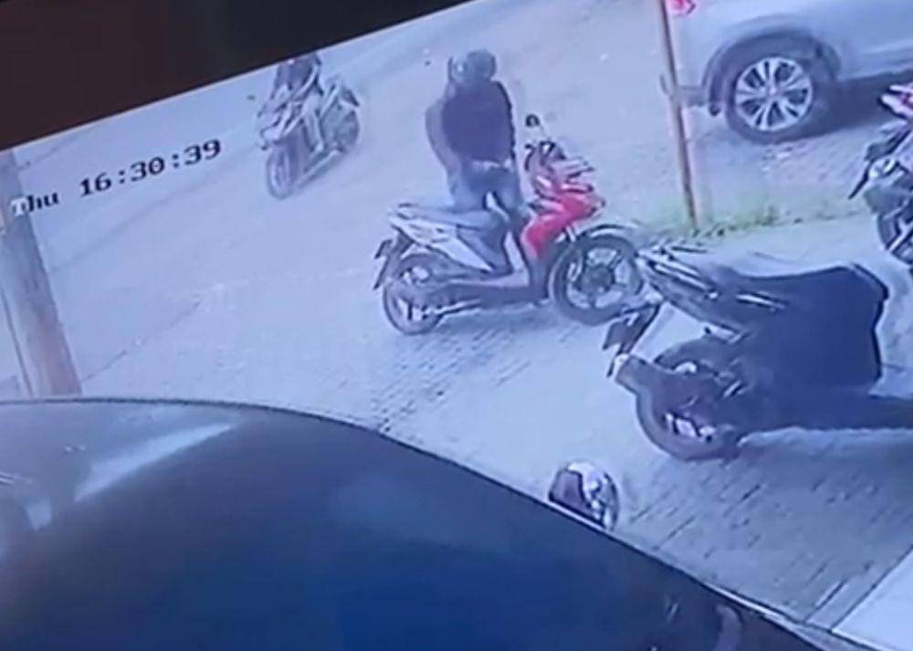 CCTV rekam aksi curanmor di jalan Ringroad (dok.CCTV toko Dunia Bola)