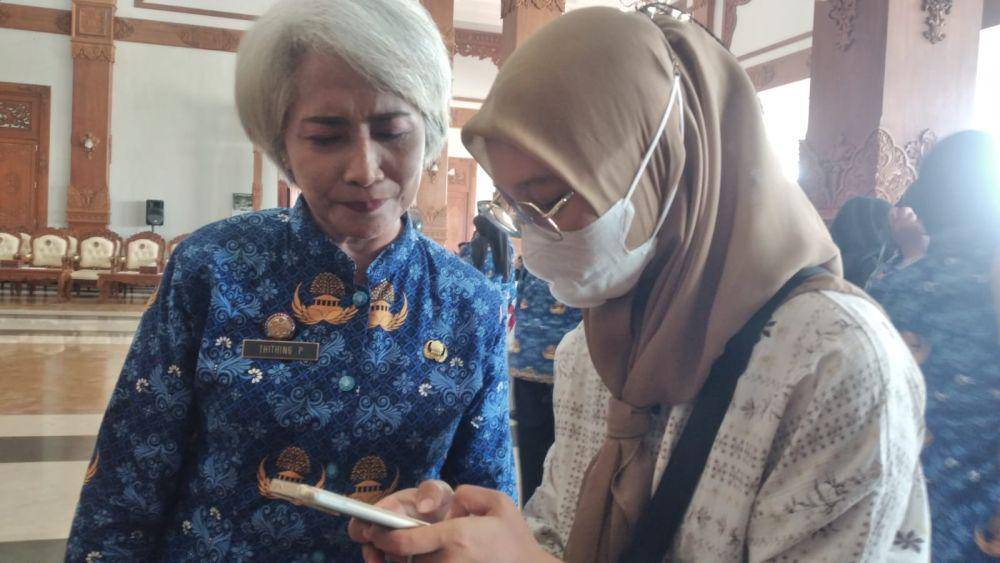Thiting dilantik sebagai Pegawai Pemerintah dengan Perjanjian Kerja (P3K) di Pendopo Ronggo Djumeno, Kabupaten Madiun,. IDN Times/ Riyanto