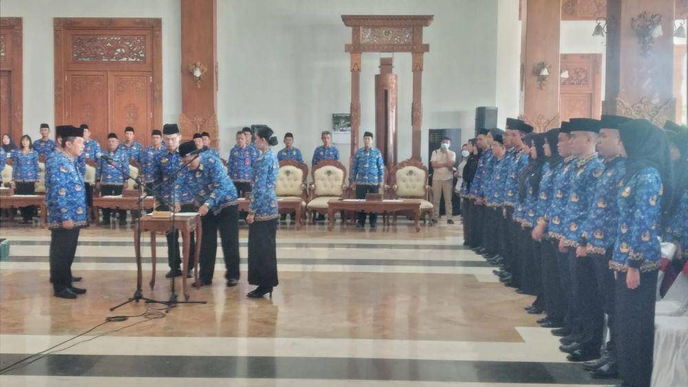 Thiting dilantik sebagai Pegawai Pemerintah dengan Perjanjian Kerja (P3K) di Pendopo Ronggo Djumeno, Kabupaten Madiun,. IDN Times/ Riyanto