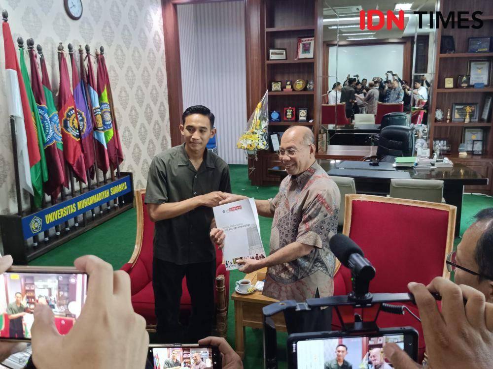 Kapten Timnas Sepak Bola Indonesia, Risky Ridho Ramdhani saat menerima hadiah dari UM Surabaya, Jumat (17/5/2024). (IDN Times/Khusnul Hasana)