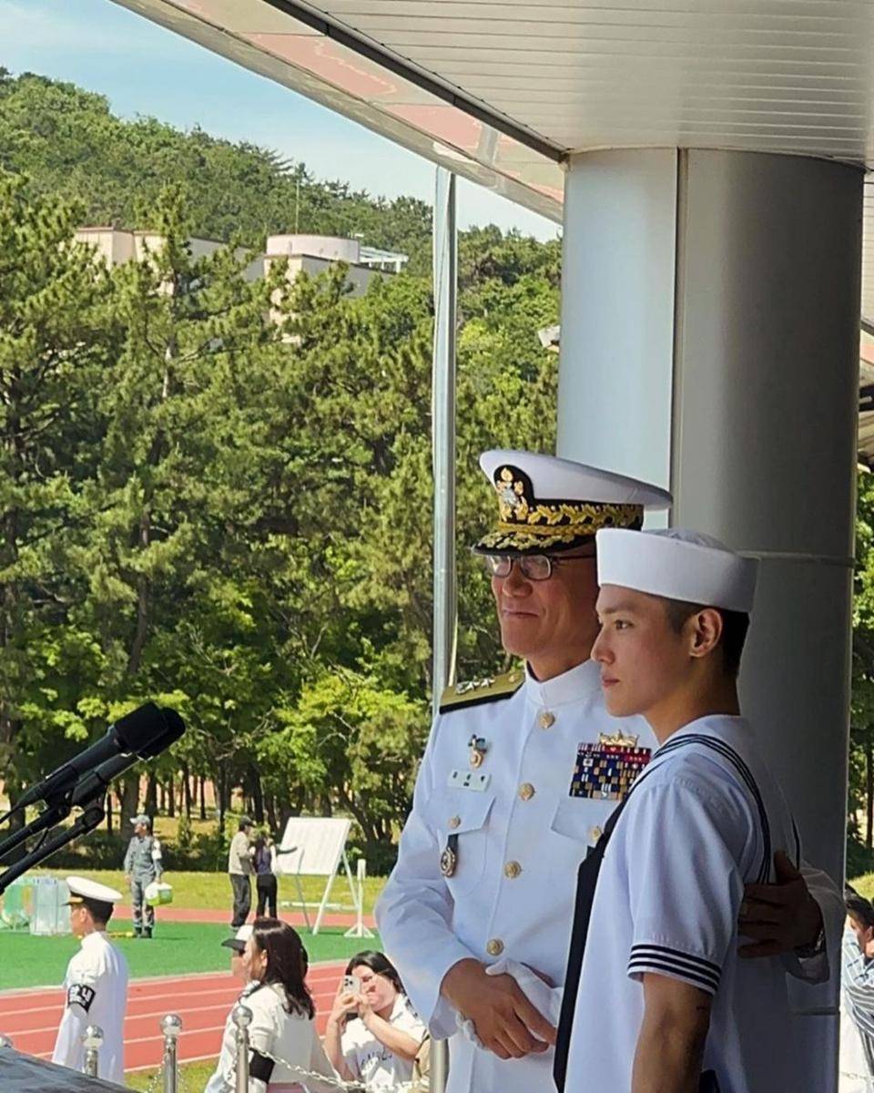 Potret Taeyong NCT di upacara kelulusan pasukan marinir Korsel (instagram.com/taeoxo_nct)