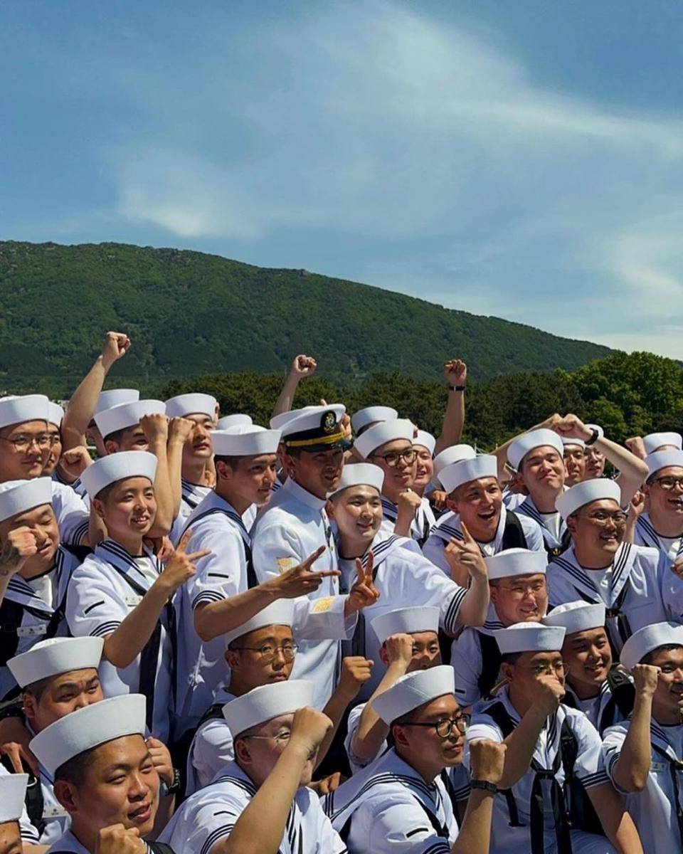 Potret Taeyong NCT di upacara kelulusan pasukan marinir Korsel (instagram.com/taeoxo_nct)