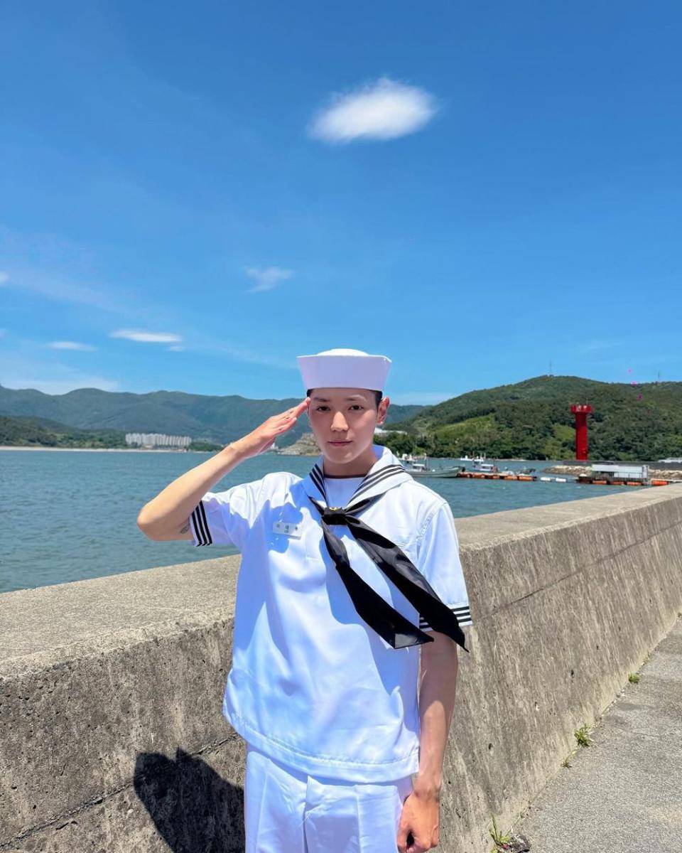 Potret Taeyong NCT di upacara kelulusan pasukan marinir Korsel (instagram.com/nct)