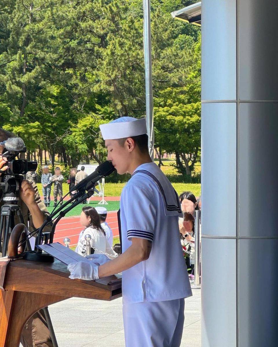 Potret Taeyong NCT di upacara kelulusan pasukan marinir Korsel (instagram.com/nct)