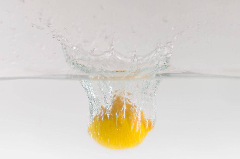 ilustrasi air dan lemon (freepik.com/freepik)