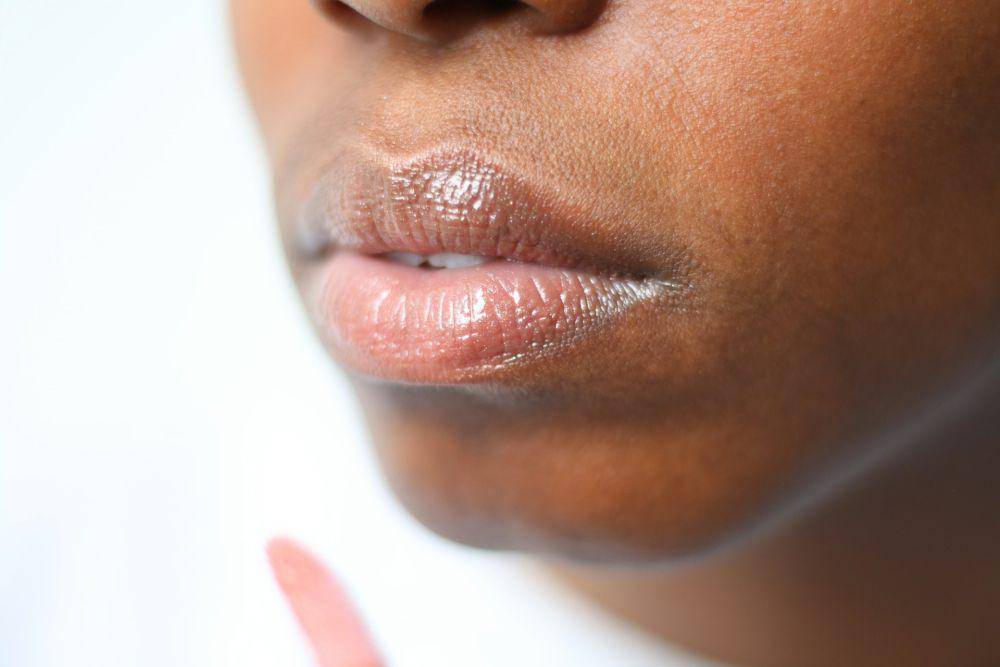 Ilustrasi Lip Balm Mencerahkan Bibir (unsplash.com/Melissa Di Rocco)