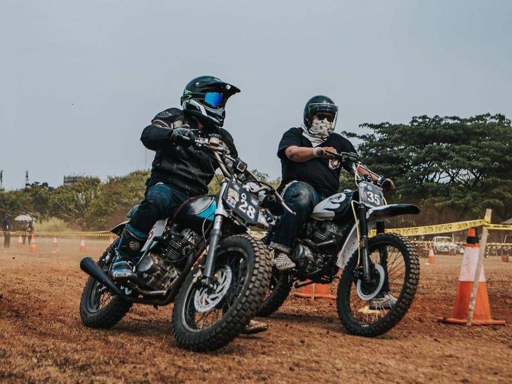 ilustrasi mengendarai motor vintage trail (instagram.com/bajjay_)