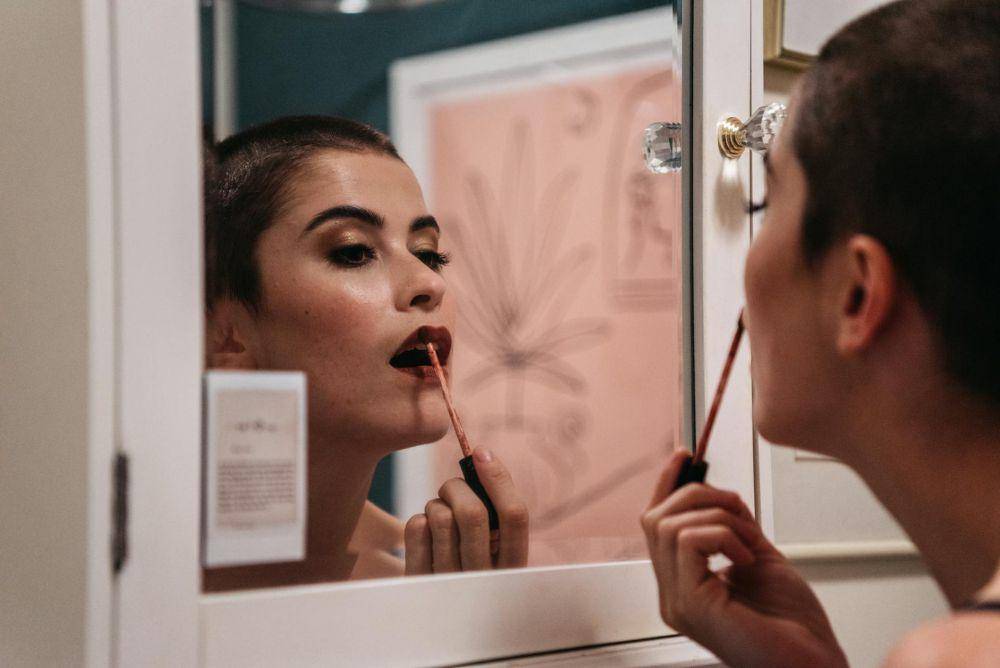 ilustrasi orang memakai lipstik (pexels.com/PNW Production)