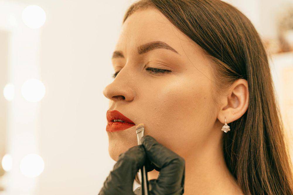 ilustrasi pengaplikasian concealer di area bibir (pexels.com/Antoni Shkraba)