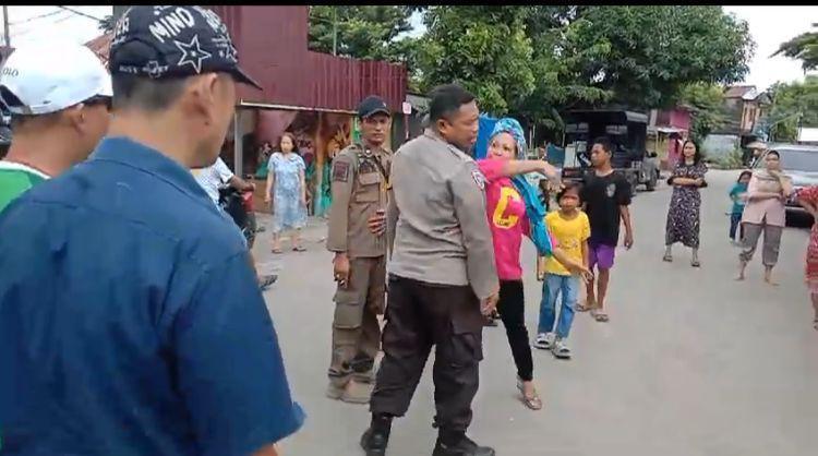 Tak Terima Lapaknya Digusur, Emak-Emak di Makassar Aniaya Polisi