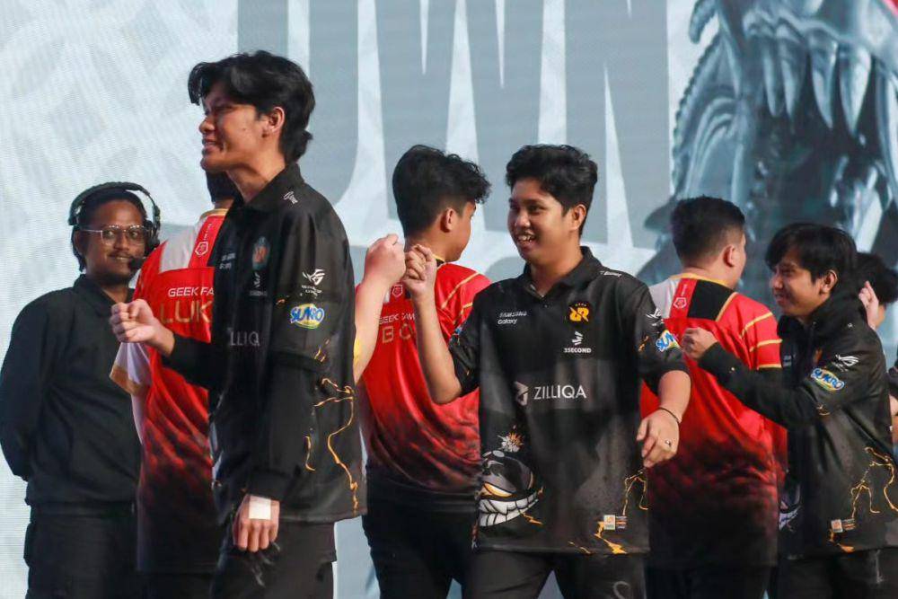 Pemain RRQ Hoshi sedang bersalaman dengan Geek Fam (Facebook.com/Team RRQ)