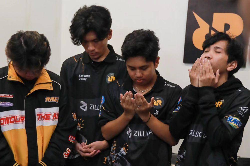Pemain RRQ Hoshi sedang berdoa sebelum pertandingan dimulai (Facebook.com/Team RRQ)