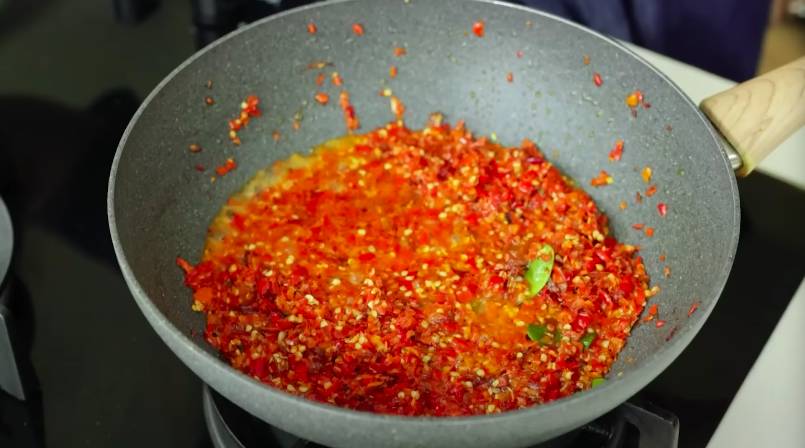 ilustrasi memasak bumbu sambal balado (YouTube.com/Devina Hermawan)